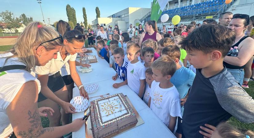 Ünnepelt az ARAK "ükunokája" az ARAKocska (videó, galéria)