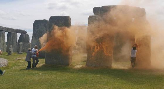 Klímaaktivisták fújták le festékkel a Stonehenge-et