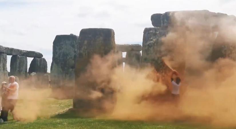 Videón, ahogy klímaaktivisták narancssárgára festették a Stonehenge-et