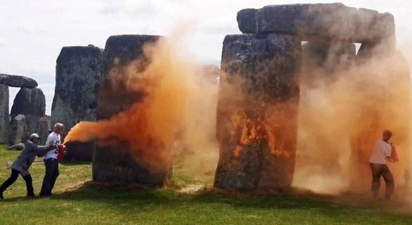 Téboly: klímaaktivisták megrongálták a Stonehenge-et – videó