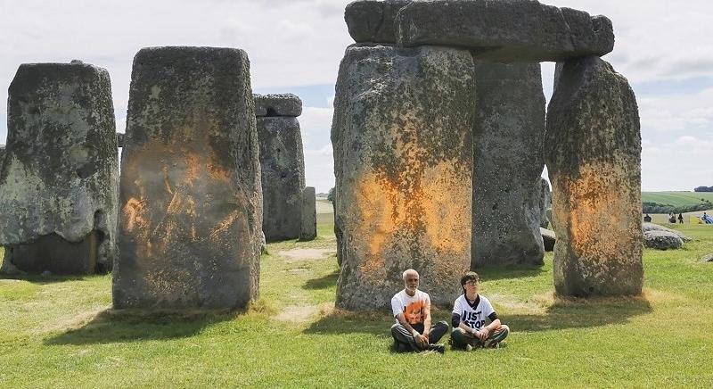 Narancssárga porral szórták be a Stonehenge szikláit a környezetvédelmi aktivisták