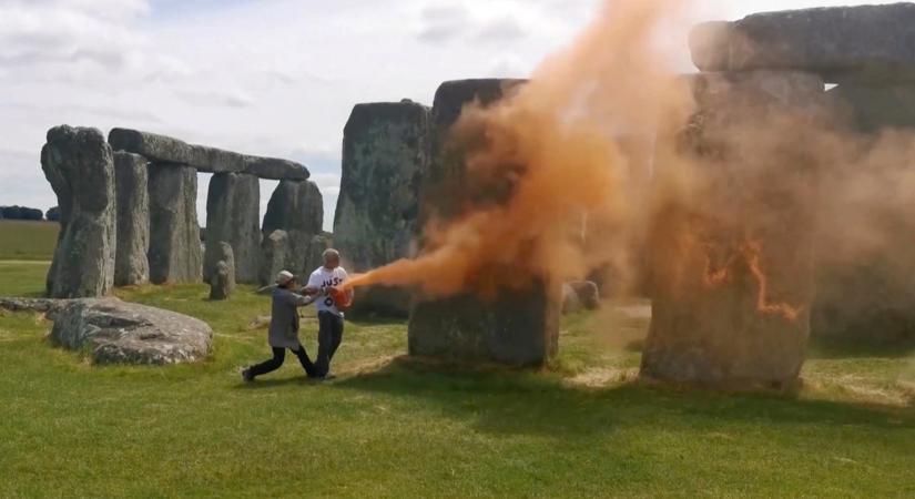 Klímaaktivisták estek neki festékszóróval a Stonehenge szikláinak