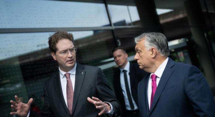 Orbán Viktor a németek elleni meccs előtt beugrott a Mercedes-Benz vezérigazgatójához