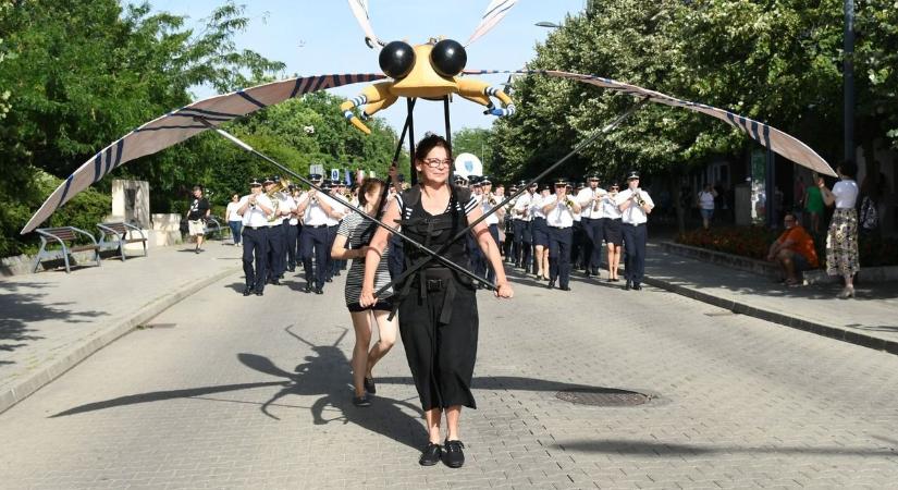 Táncos felvonulással kezdődött a Tiszavirág Fesztivál – galériával és videóval