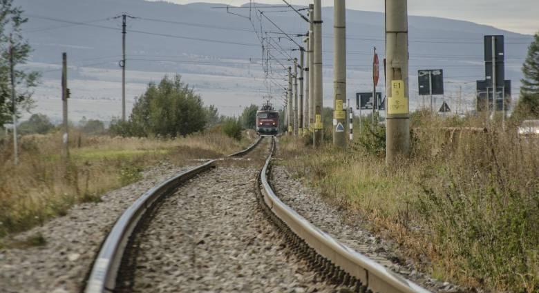 Elgörbült a sín, Málnásfürdőn vesztegel a Bukarest és Marosvásárhely között közlekedő járat