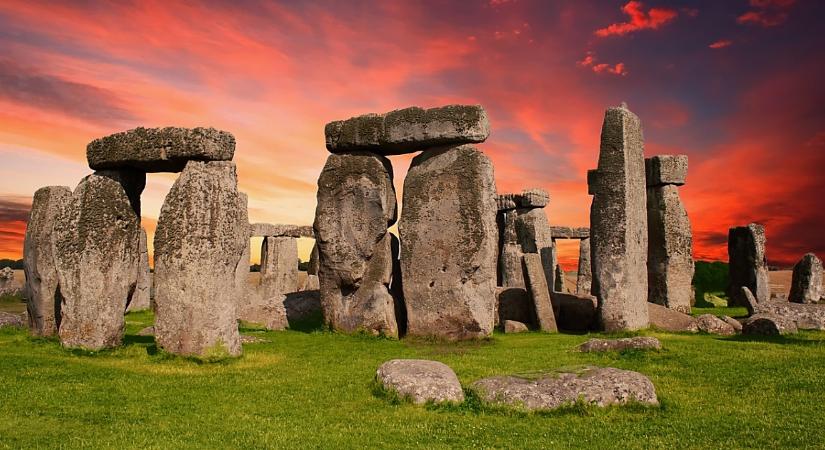 Narancssárga porral szórta be Stonehenge szikláit két környezetvédelmi aktivista – videóval