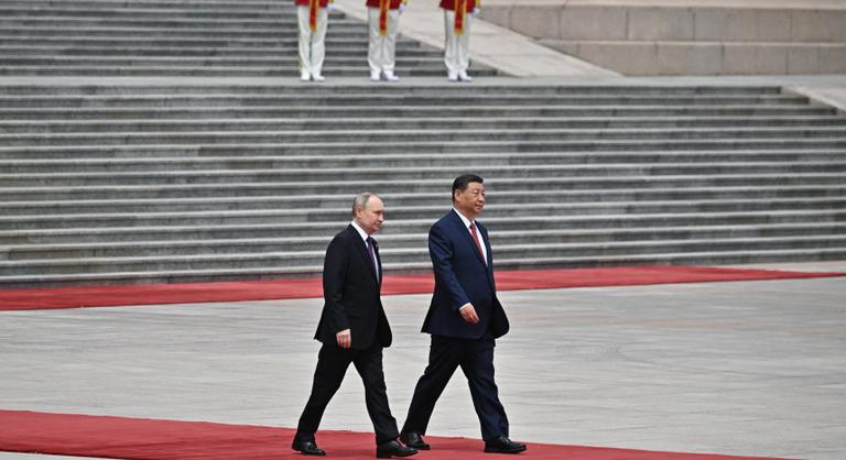 Politico: Kína minél tovább tartja fenn oroszbarát politikáját, annál nehezebb lesz visszatáncolnia
