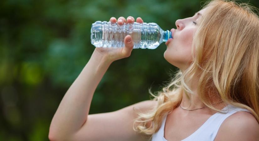 Soha ne igyál palackozott vizet ebben az esetben: bajod is lehet tőle, ha így fogyasztod!