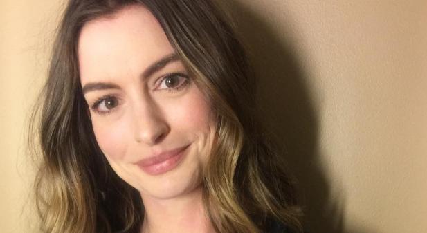 Ez a titka Anne Hathaway dús ajkainak: TikTokon mutatta meg az egyszerű trükköt