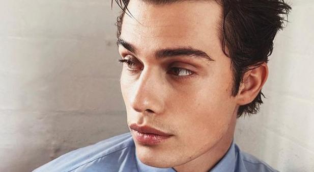 Nicholas Galitzine extrém váltása: világosszőke hajjal hódít a The Idea of You sztárja