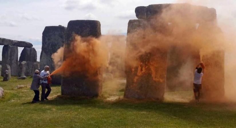 Klímaaktivisták üzenőfala lett a világ kulturális örökségének talán leikonikusabb helyszíne, a Stonehenge