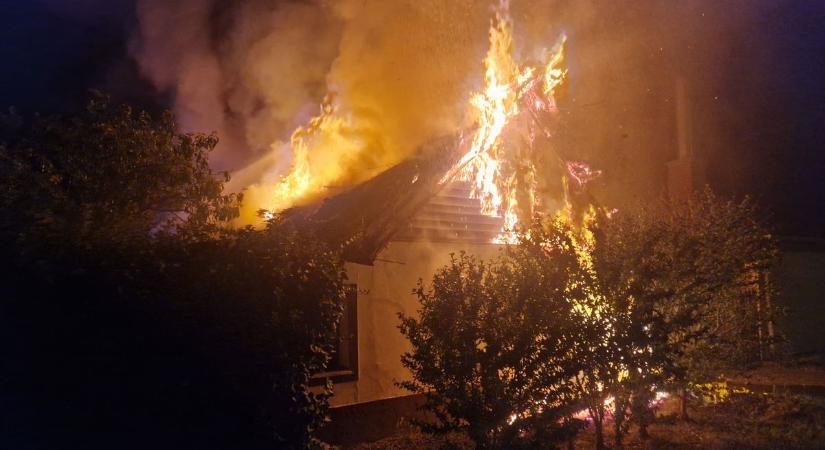 Nádtetős ház borult lángokba Tiszakürtön, gyújtogatásra gyanakodnak