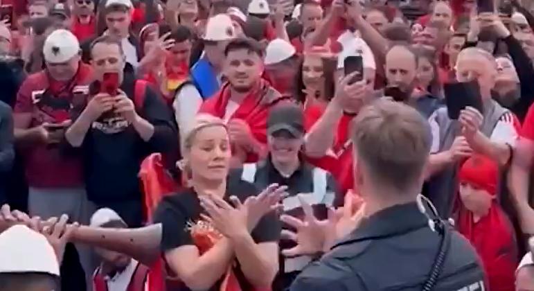 Amikor a német rendőr az albán drukkerekkel táncol
