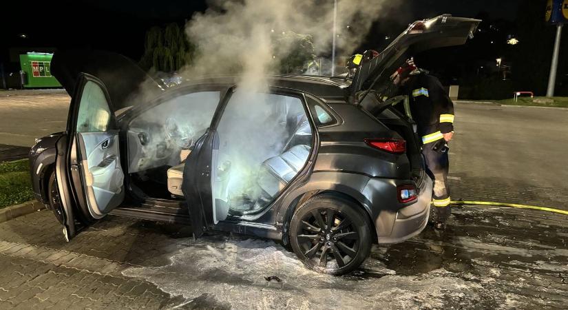 Füstölni kezdett egy elektromos autó, egész éjszaka küzdöttek a tűzoltók, hogy ne gyulladjon ki