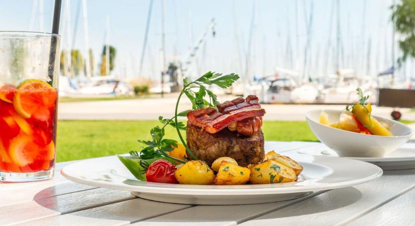 Hekk, gyros, bélszínsteak – ilyenek az árak a Balatonnál