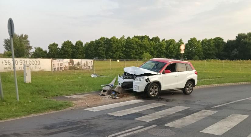 Oszlopnak ütközött egy személygépkocsi