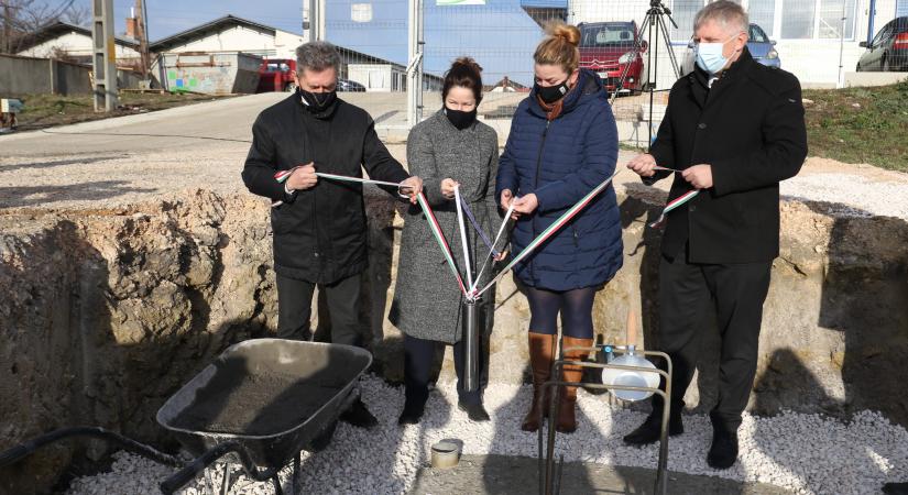 Az állatok is fáznak – Téli üzemmódra állt át a veszprémi állatkert (veol.hu)