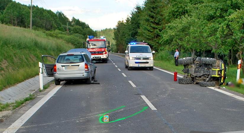 SÚLYOS baleset: Felborult a négykerekű, miután egy személyautó szállt belé hátulról