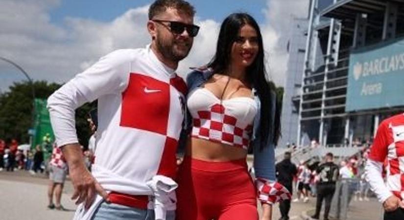 A népszerű kebelcsoda szurkolókkal fotózkodott a horvát–albán meccs előtt