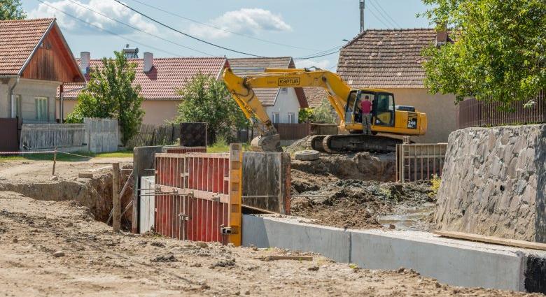 Aszfaltburkolatra váltják a poros utakat