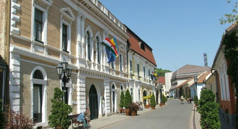 Megújulnak a történelmi borvidék központjának ikonikus épületei