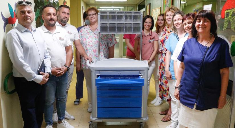 Félmillió forintot ért Varga Barnabás meze - A Markusovszky-kórházat támogatták a befolyt összegből - fotók