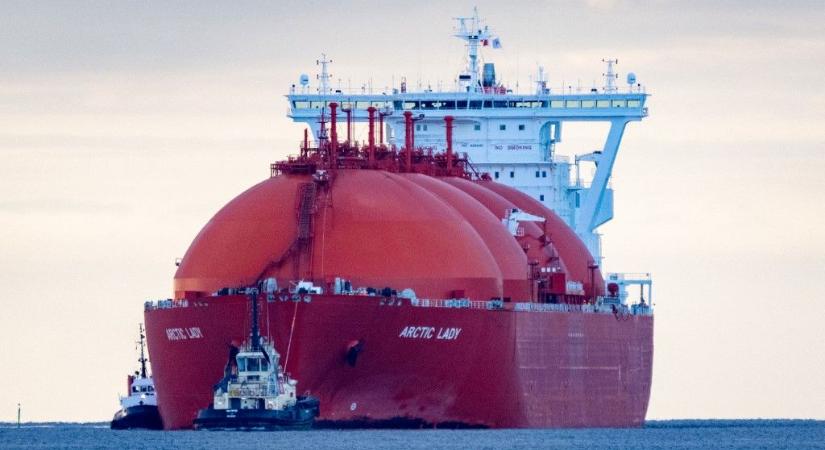 Az EU elfogadta az LNG-szállítmányokat és a kínai cégeket sújtó újabb szankciócsomagot