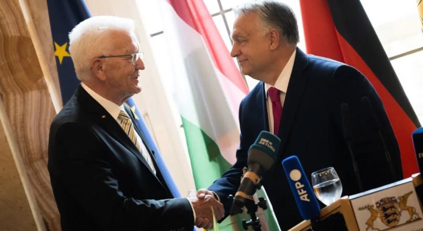 Orbán rózsaszín nyakkendője: sosem találnád ki, miért viselte