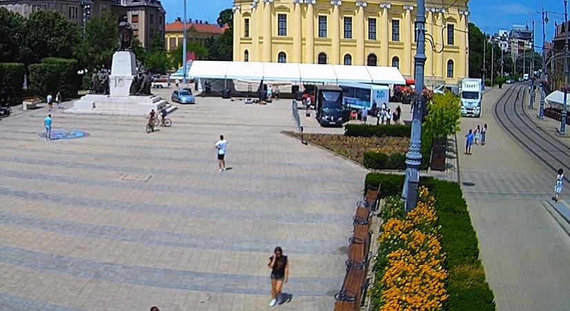 Épül a sátor Debrecen főterén, pénteken elkészítik a világ legnagyobb rántottáját