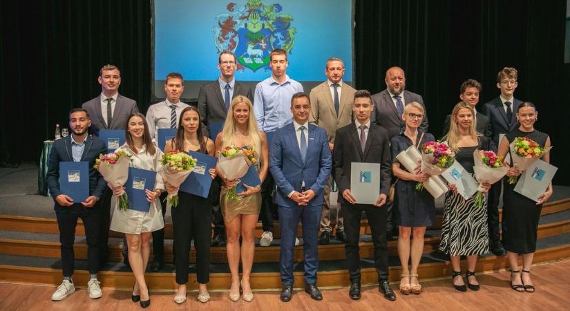 Debrecen kiválóságait díjazták és intézményvezetőket is kineveztek a közgyűlésen