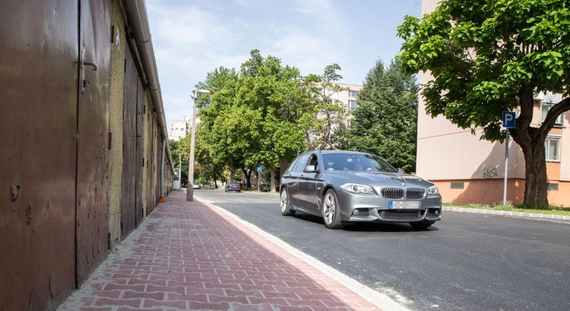 Megújult a Gáz utcai garázssor útjának és parkolóinak a fele