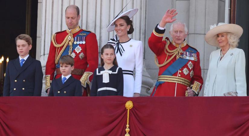 Más sorrendben álltak ki az erkélye a királyi család tagjai, de ez mit jelent pontosan? A szakértő kielemezte