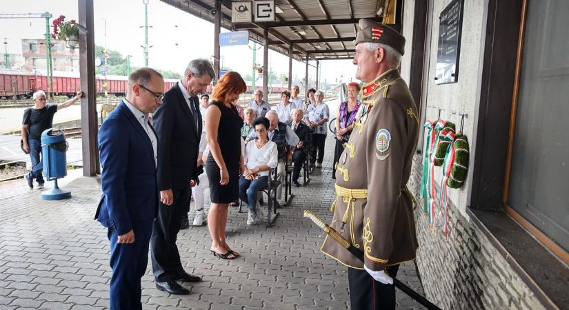 A Hortobágyra elhurcoltakra emlékeztek a nagykanizsai vasútállomáson