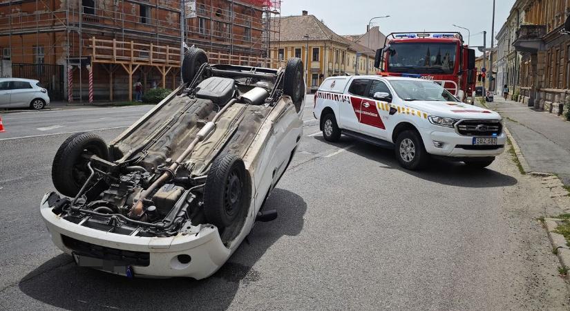 Ütközés után felborult egy autó Szombathelyen - fotók