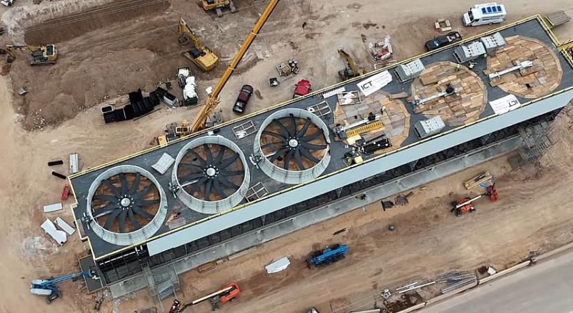 Gigantikus méretű videókártyát látszik építeni texasi gyárának területén a Tesla