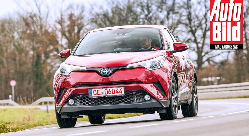 Mennyire jó a Toyota C-HR használtan? Szakértők tesztelték a ferdehátú SUV-ot