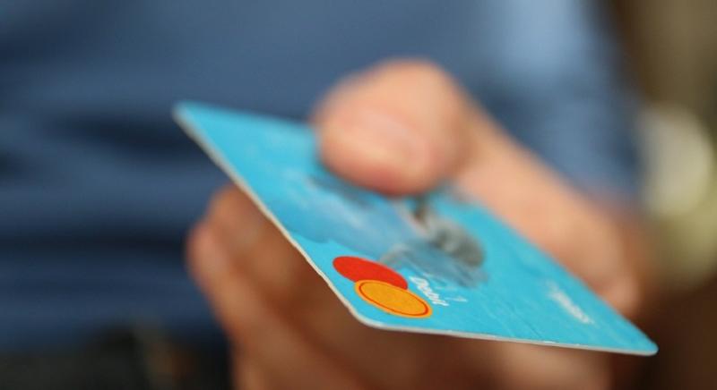 „Fizethet, de akkor többe kerül” – Kezdik szabotálni a kártyás fizetést a boltok