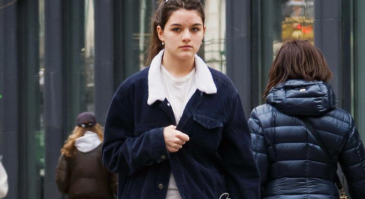 Suri Cruise szalagavatós fotói időutazásnak is beillenének, mintha csak a tini Katie Holmes-t látnánk rajtuk