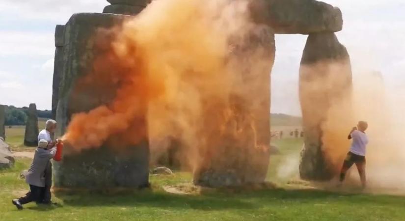 Nagy nyomású poroltókkal támadtak Stonehenge szikláira