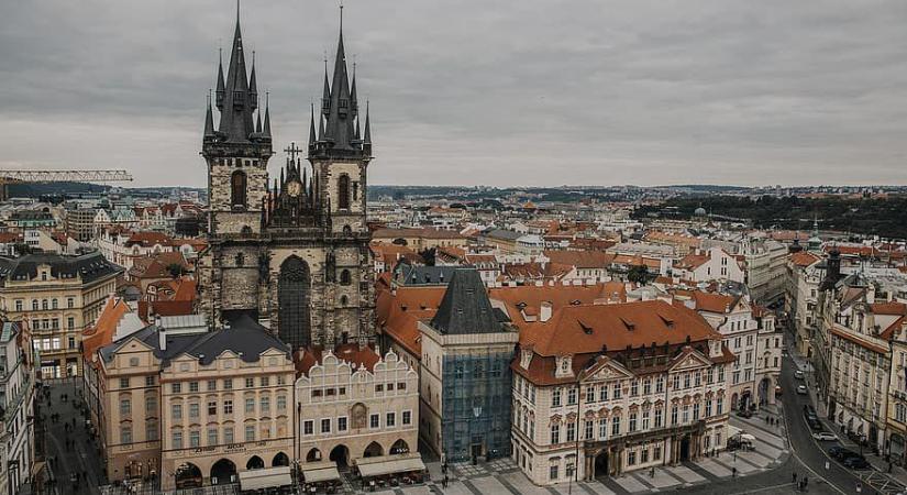 Hat embert késelt meg egy férfi Prágában