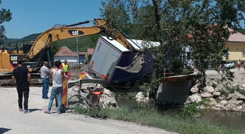 Hargita megye: beszakadt a Nagy-Küküllő felett átvezető egyik póthíd egy nyerges vontató súlya alatt