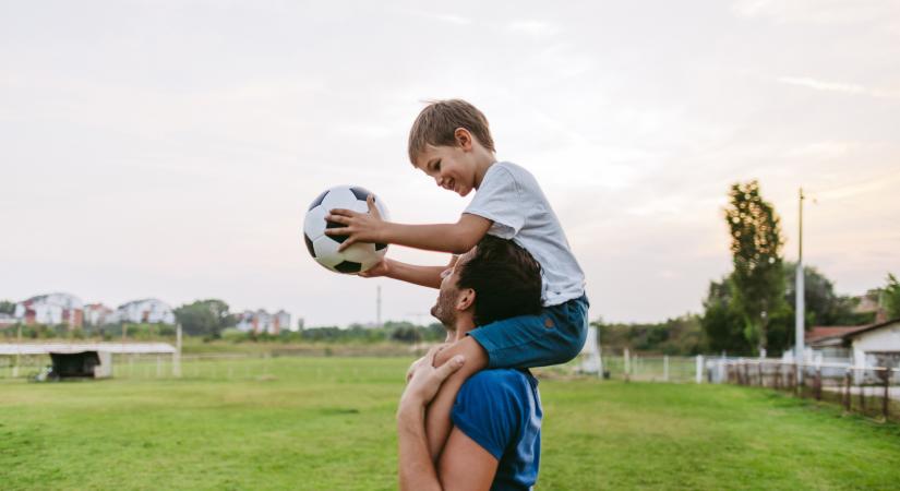A szülői önfeláldozás  „Nem szeretem a focit, de a kisfiam kedvéért úgy teszek, mintha”