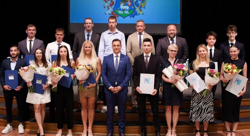 Debrecen kiváló sportolóit, művészeit és tehetséges diákjait díjazták