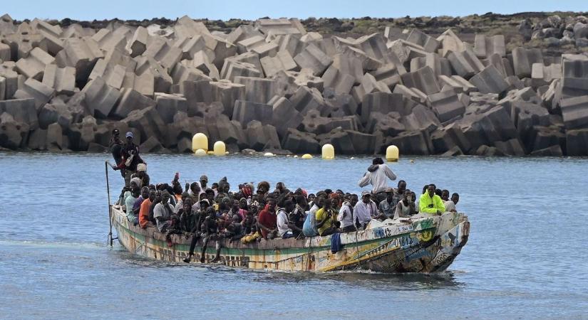Turistahajó vett fel migránsokat a Kanári-szigetek partjainál