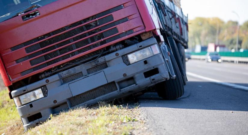 Baleset: személyautó és kamion karambolozott Tiszaföldvár és Kunszentmárton között