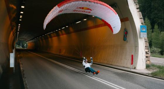 Őrült rekord: siklóernyővel repültek át egy közúti alagúton - videó