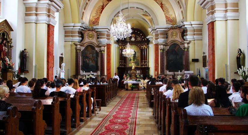Felvidéki magyar katolikus iskolák hálaadó alkalma Ipolyságon – képeken