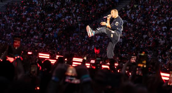 A Coldplay frontembere két koncert között a Duna-parton hallgatott utcazenét