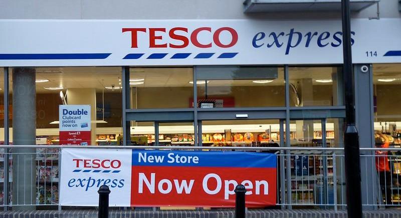 Lopásgátló füstgépeket telepít a bolti lopásokkal sújtott üzleteibe a brit Tesco