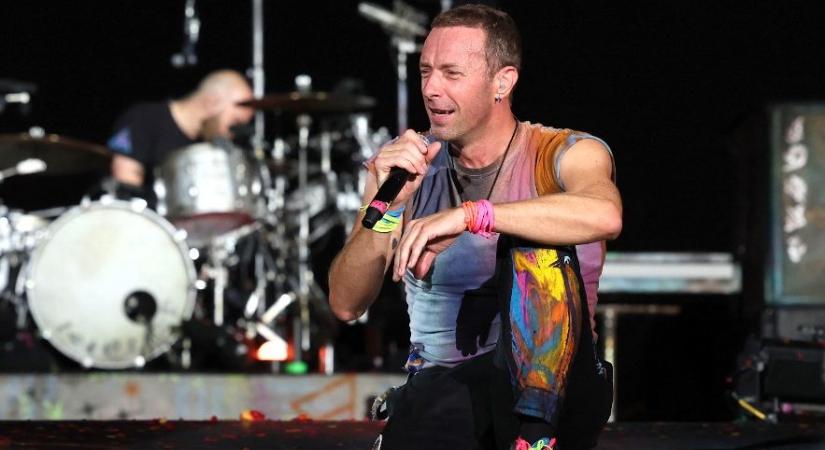 A Coldplay frontembere a koncertek között kiugrott a Duna-partra utcazenét hallgatni